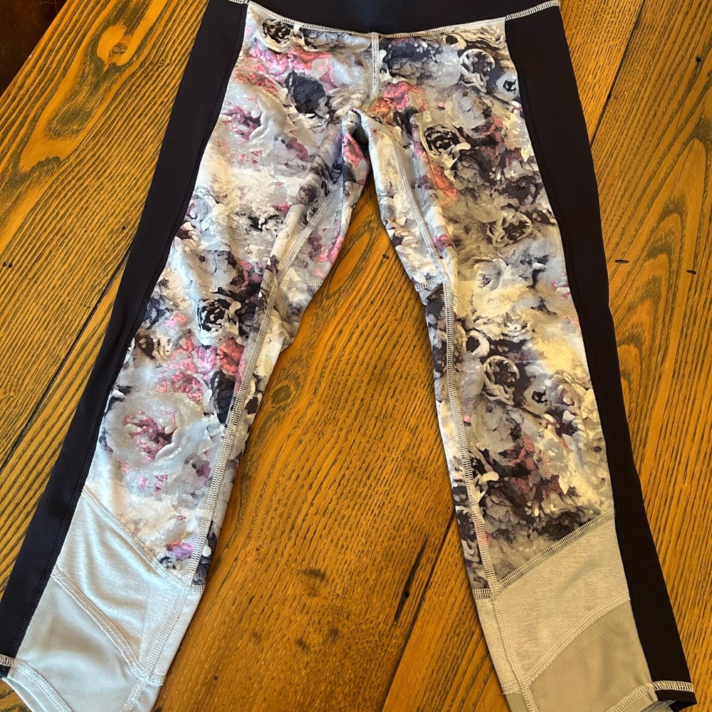 Lululemon Floral Patterned Crop Leggings, Size 4